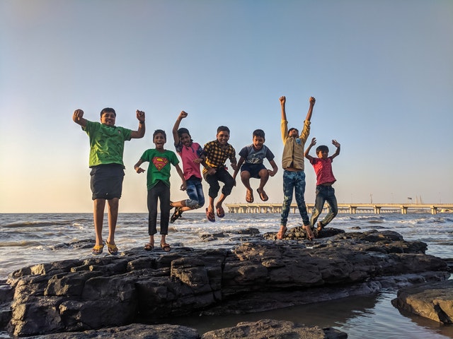 7 kids jumping together